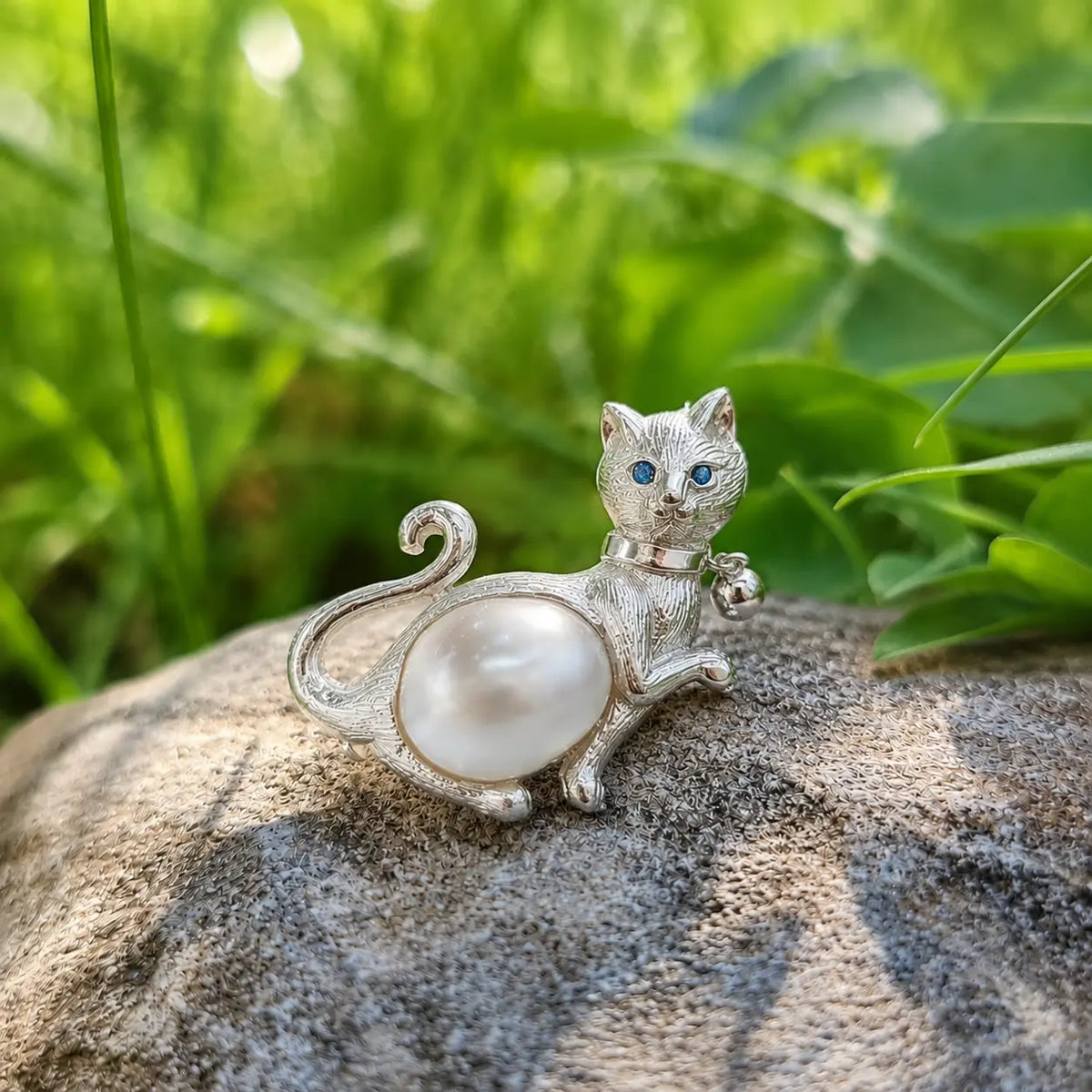freshwater pearl belly paw-raised cat silver brooch in a nature-inspired styling photo