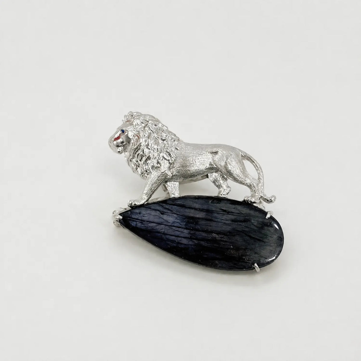 Handmade silver sovereign lion brooch — S925 sterling silver jewelry product photo