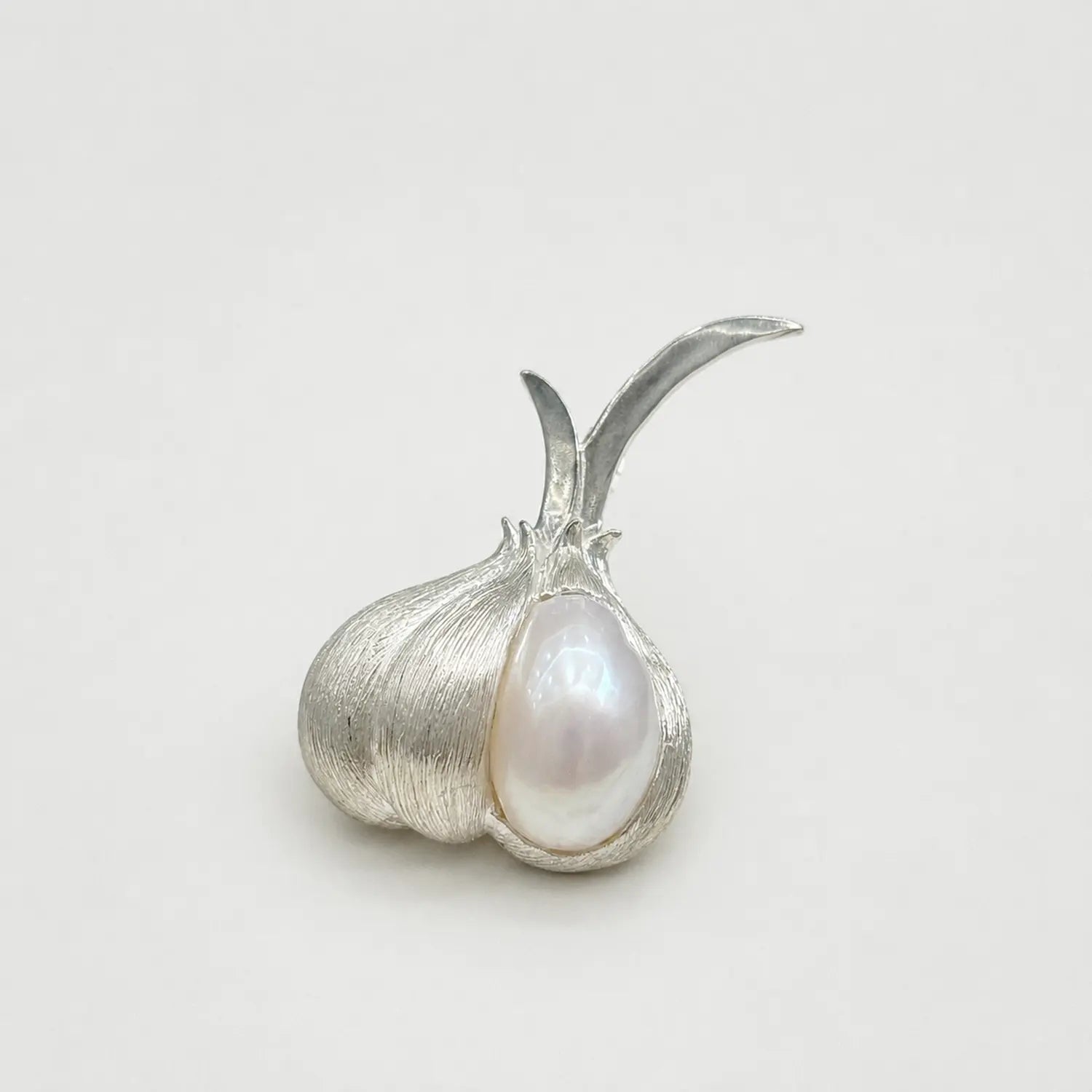 Handmade silver peeled garlic brooch — S925 sterling silver jewelry product photo