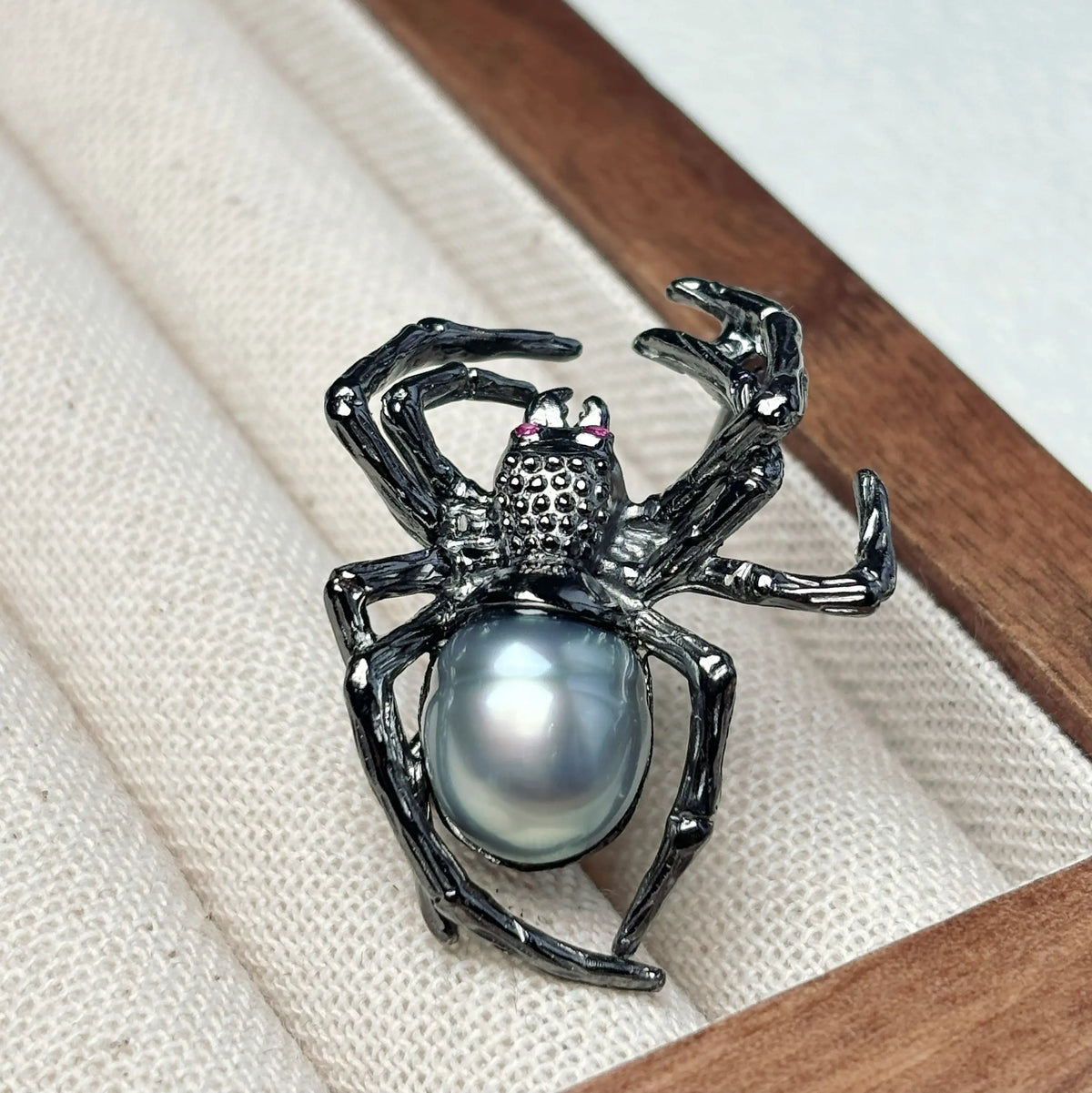 Handmade brooch for women — luminous gray pearl creeping spider silver brooch styling photo
