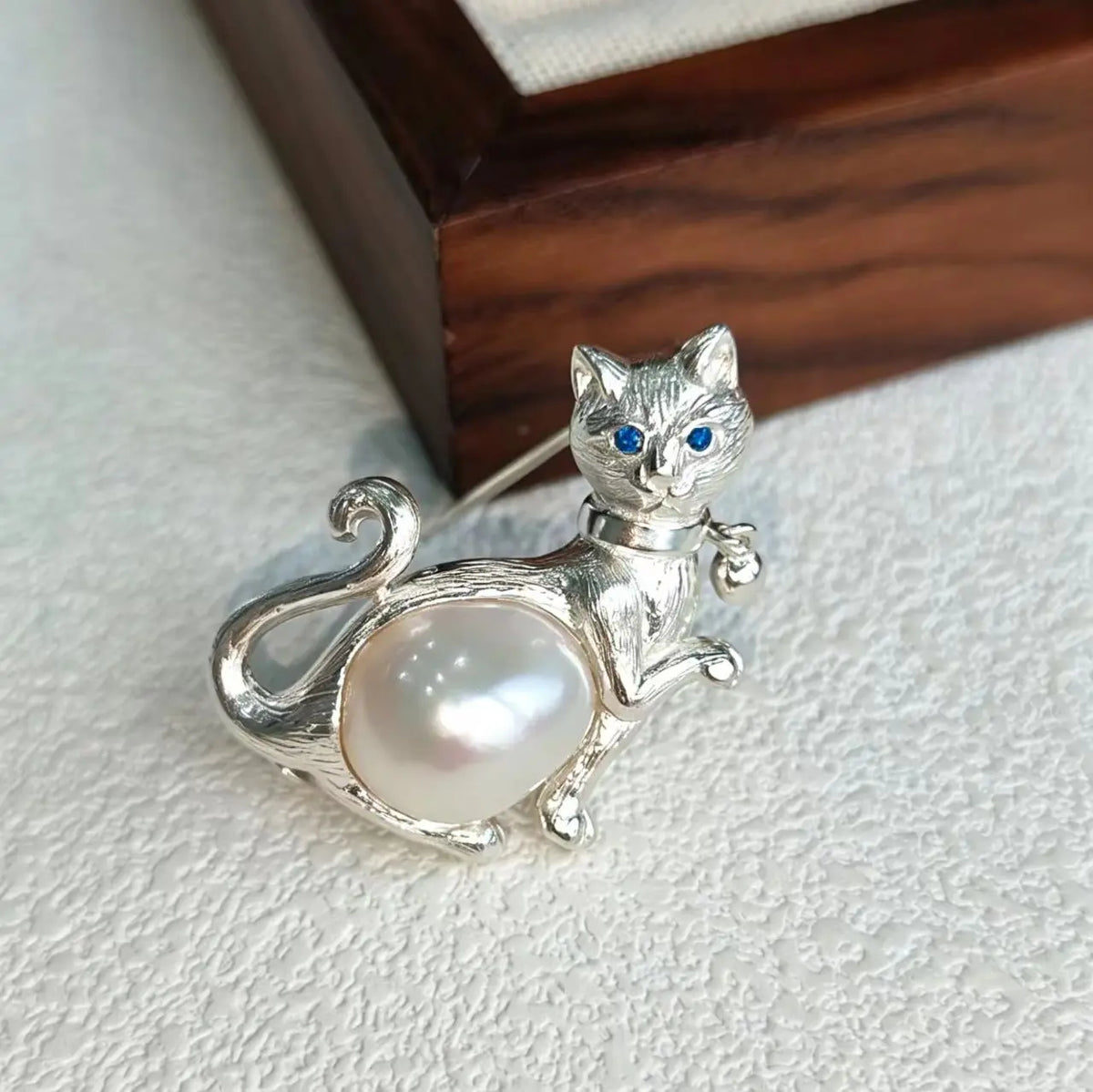 Unique freshwater pearl belly paw-raised cat brooch for women — artisan styling detail