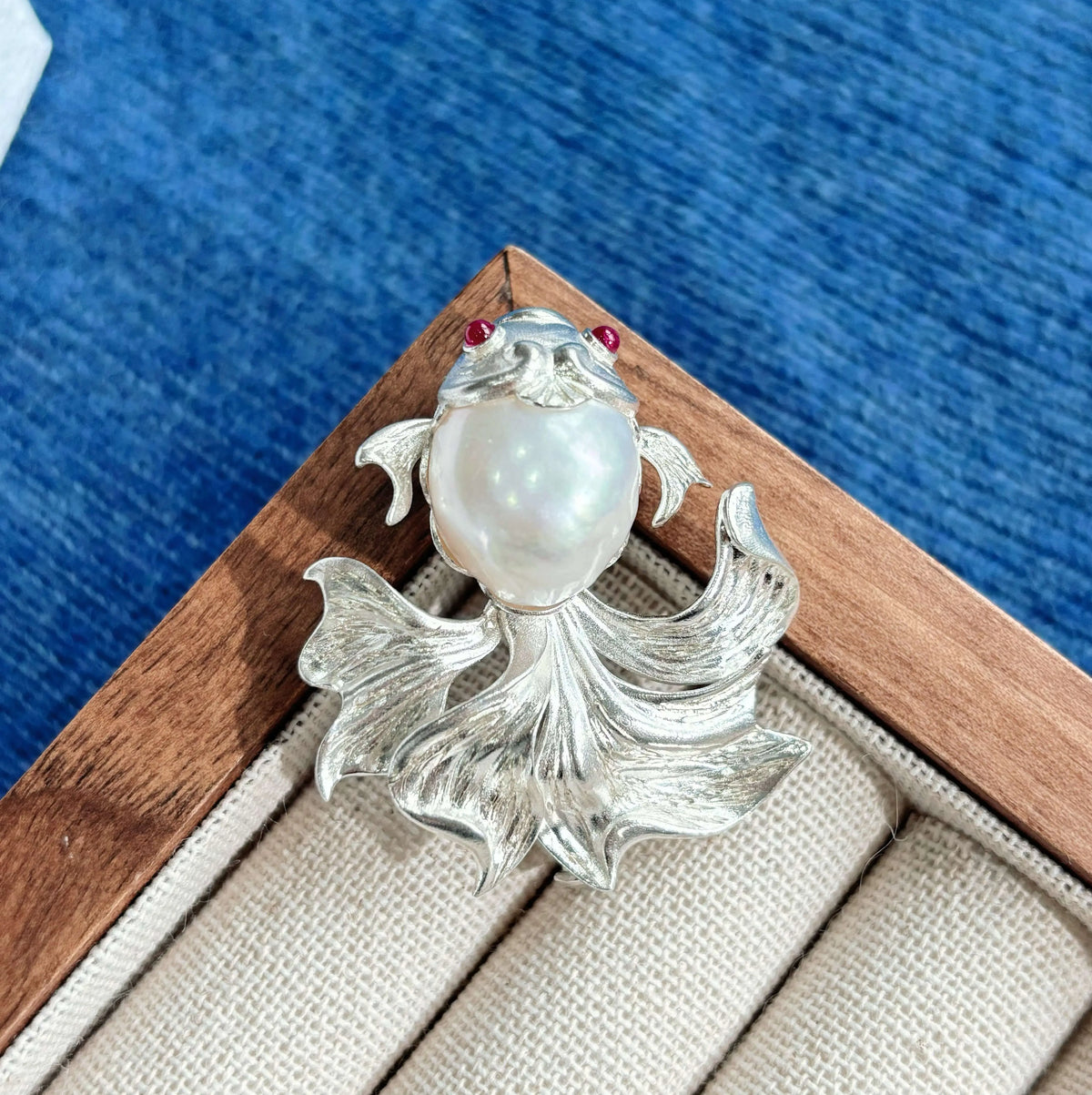 2-in-1 spread-claw crab silver brooch and pendant styled on fabric