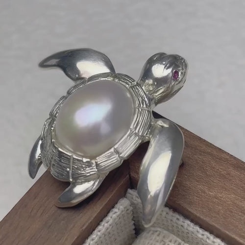 Product video: handmade silver swimming sea turtle brooch and convertible pendant