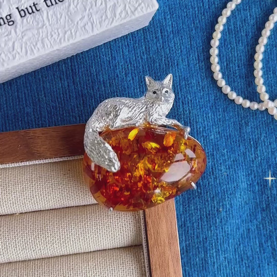 Product video: handmade silver resting fox brooch and convertible pendant