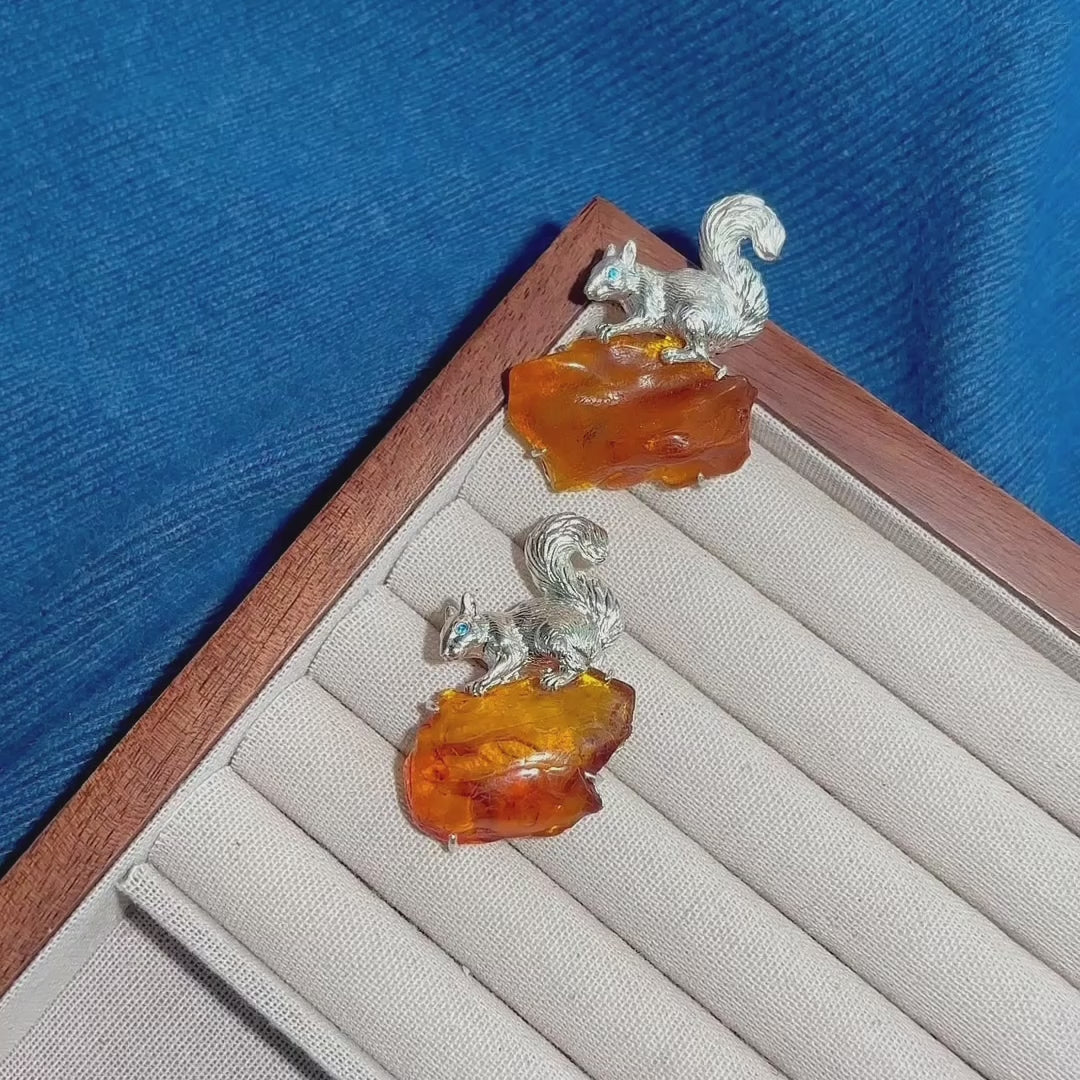Product video: handmade silver curled-tail squirrel brooch and convertible pendant