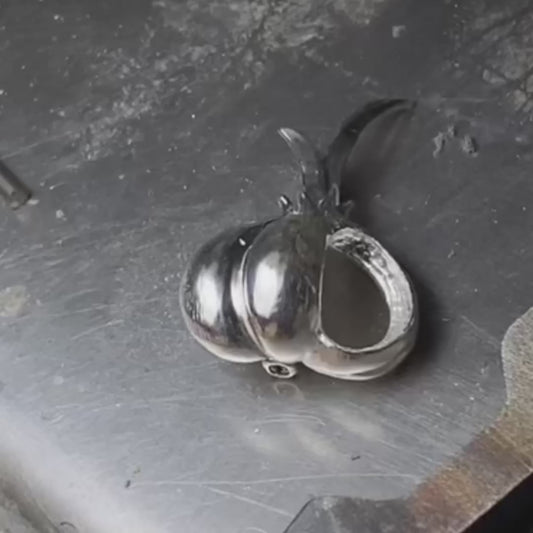 Product video: handmade silver peeled garlic brooch and convertible pendant