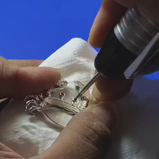 Product video: handmade silver raised-claw crab brooch and convertible pendant